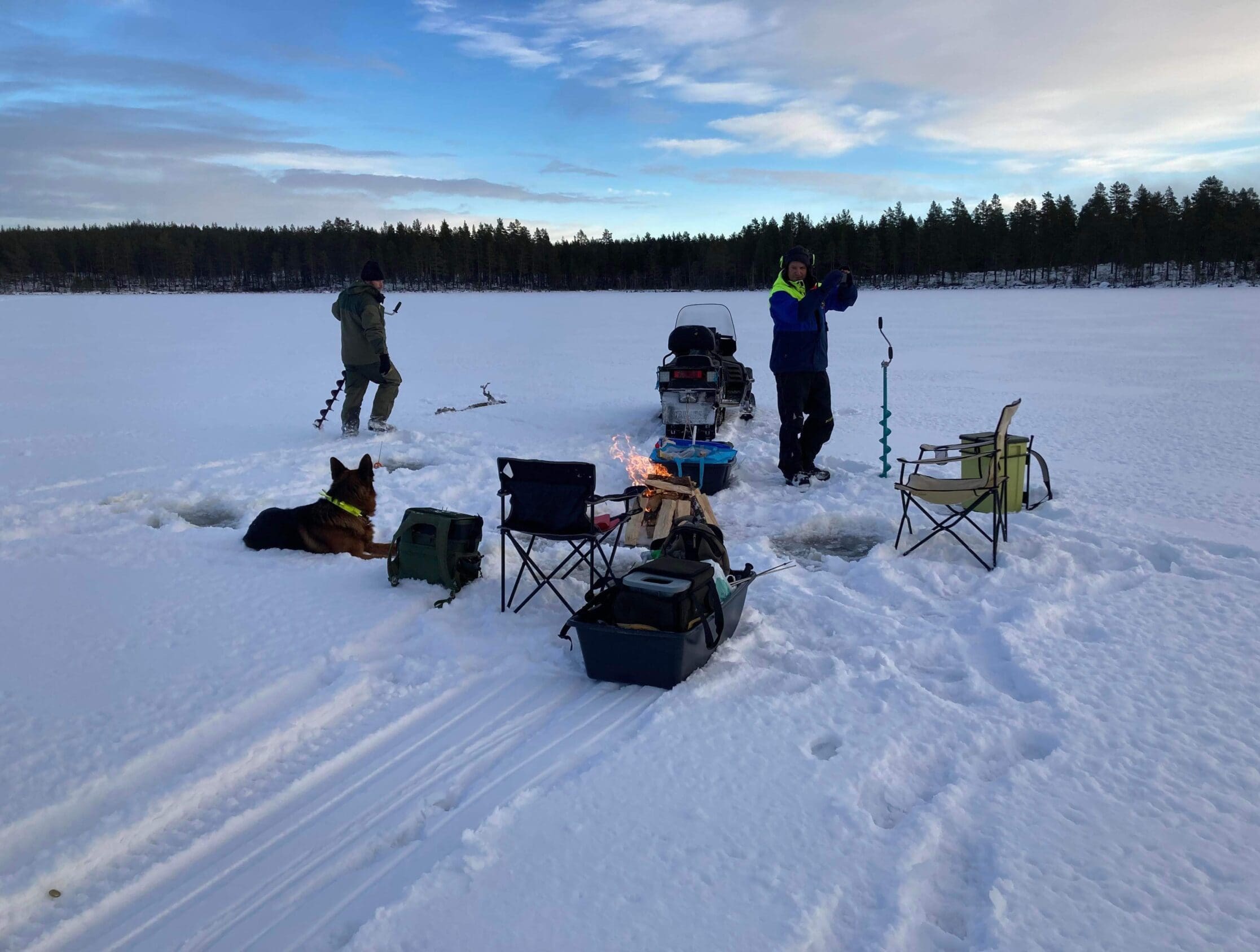 Isfiske med skoter, pulka, isborrar och skryllor. 